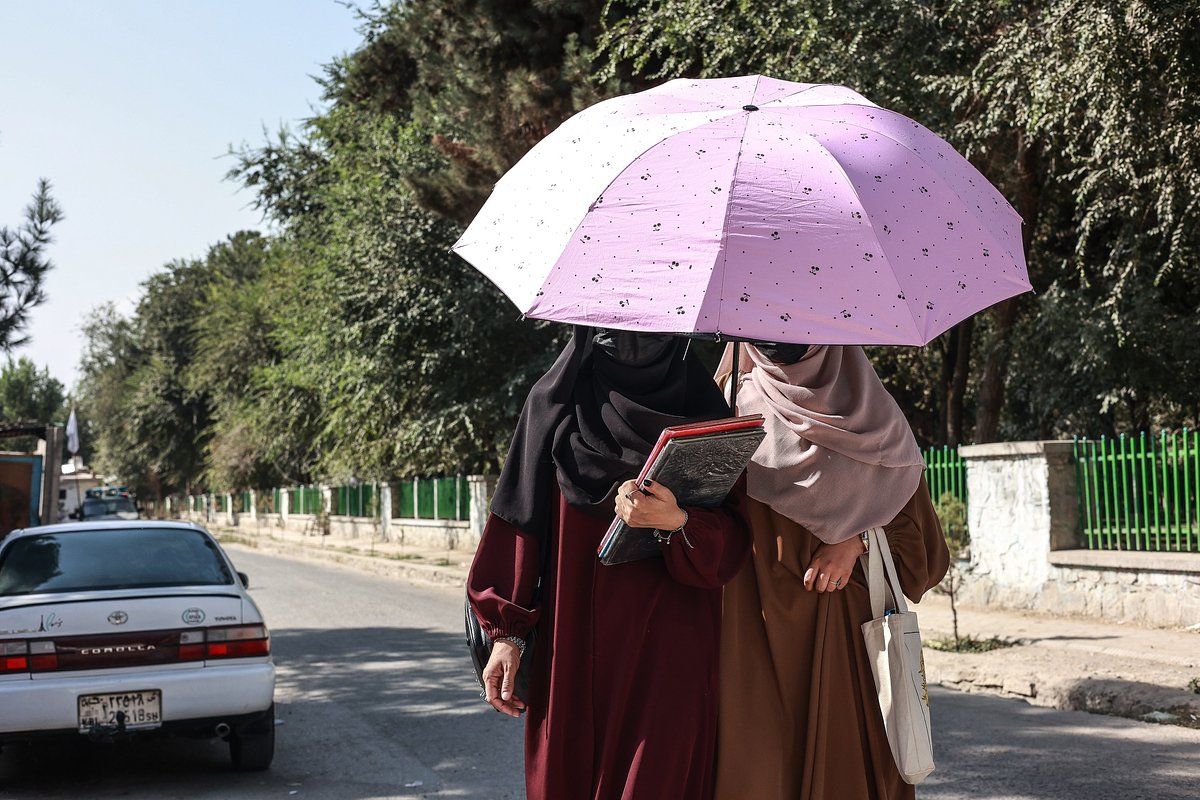 Две девушки идут по улице с книгами в руках, Кабул, Афганистан, 9 сентября 2025 года