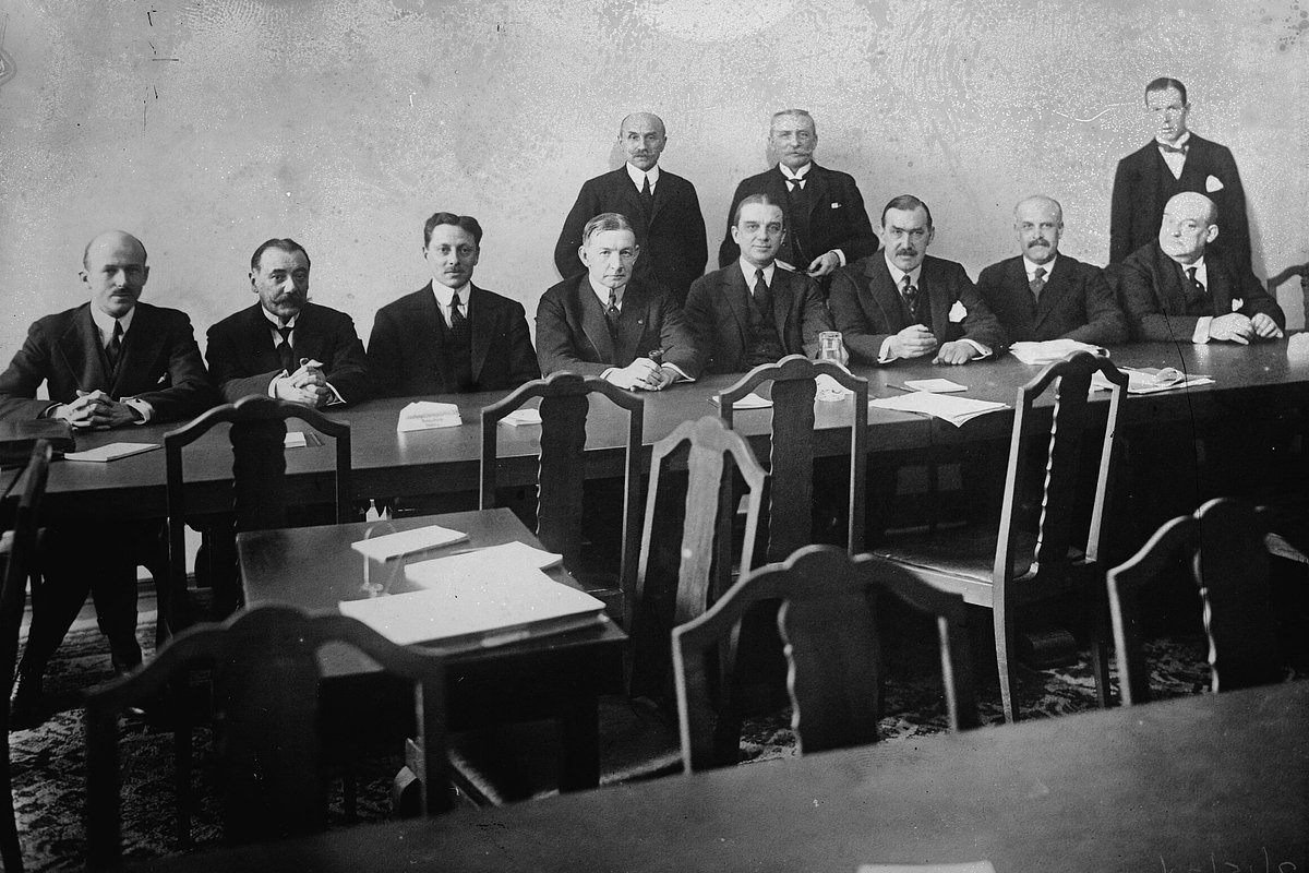 Комитет Дауэса в Берлине. Чарльз Дауэс сидит четвертым слева