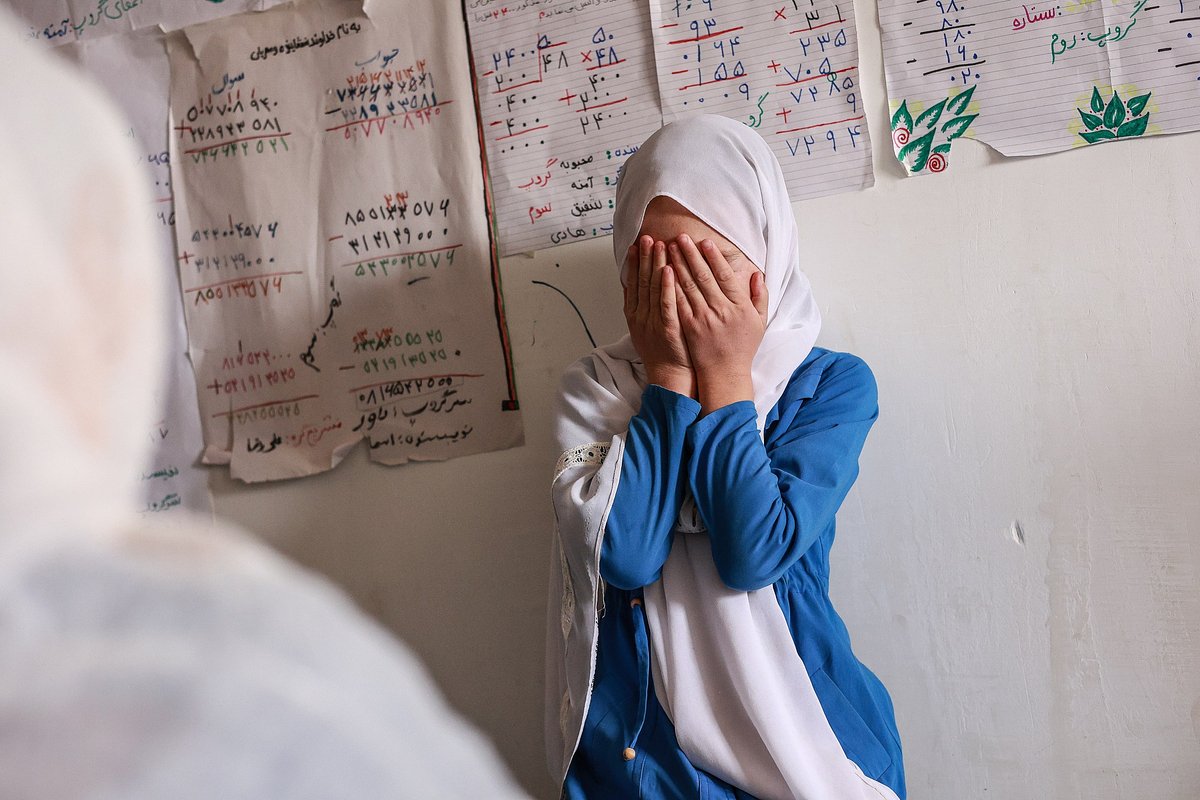 Девочка в школе в деревне недалеко от Бамиана. Афганистан, 23 сентября 2025 года