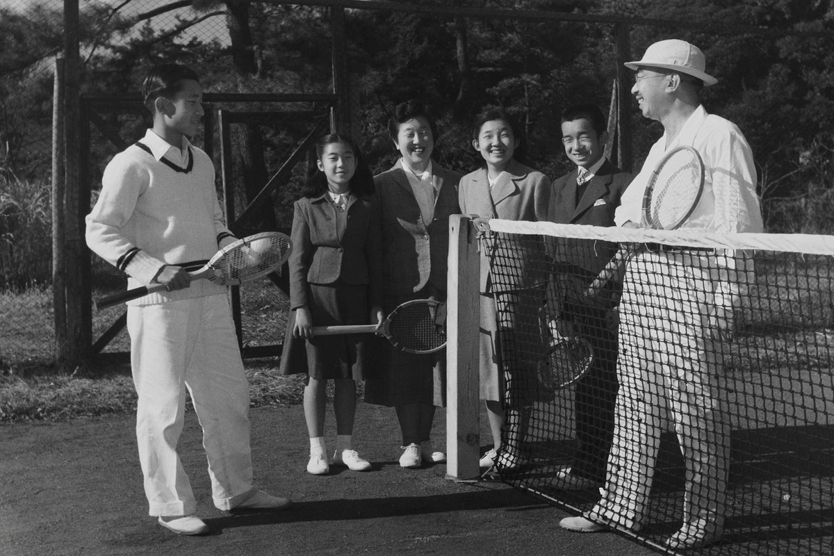 Император Хирохито со своим сыном и наследником Акихито играют в теннис, Токио, Япония, декабрь 1950 года
