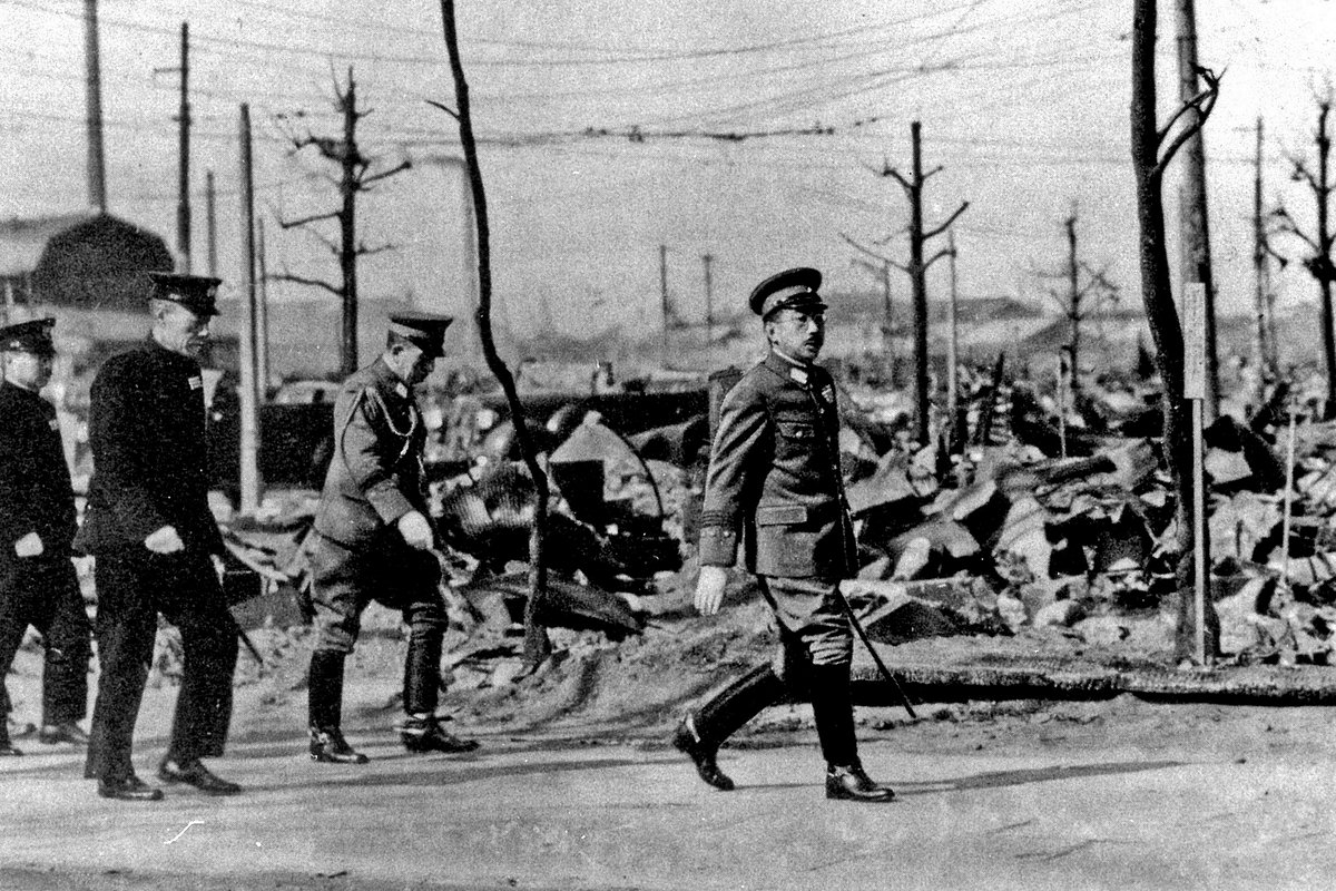 Император Хирохито идет по руинам Токио после бомбардировки американских ВВС, Япония, лето 1945 года