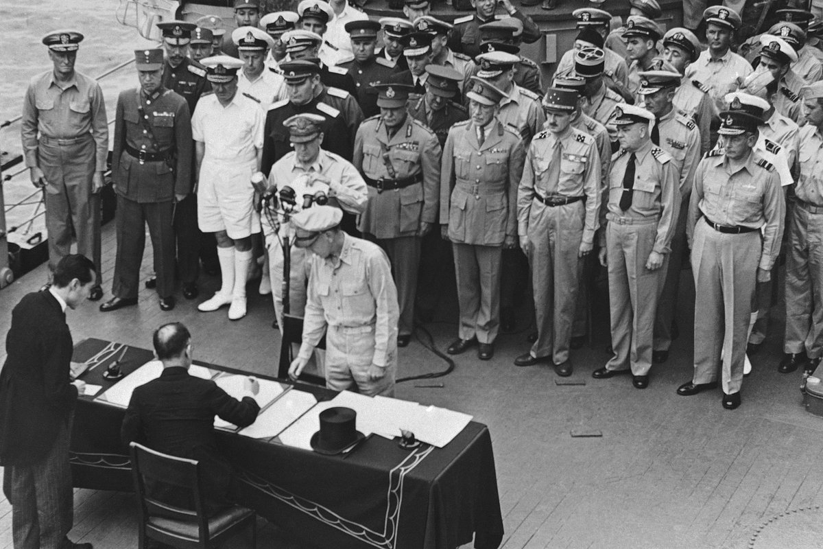 Министр иностранных дел Японии Мамору Сигэмицу подписывает безоговорочную капитуляцию Японии от имени императора Хирохито на борту линкора «Миссури», гавань Токио, Япония, 2 сентября 1945 года