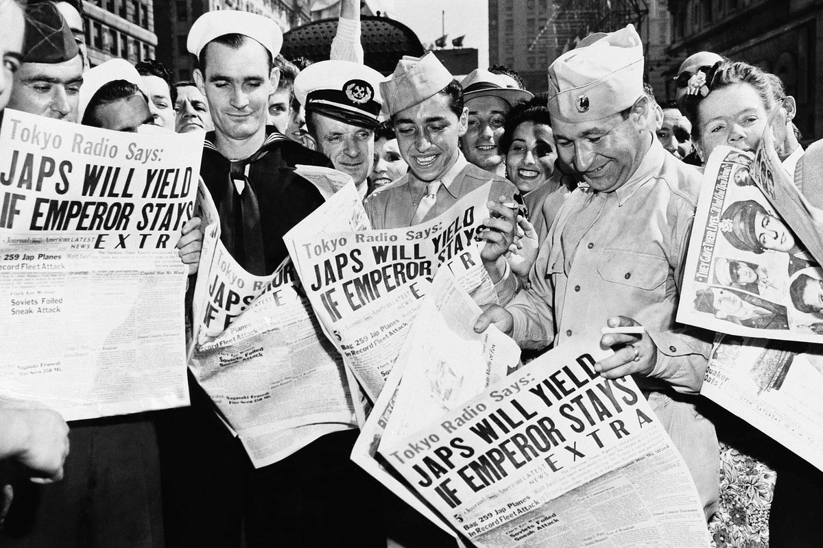 Американские военнослужащие читают газеты с объявлением о готовности Японской империи принять безоговорочную капитуляцию, Таймс-сквер, Нью-Йорк, США, 10 августа 1945 года

