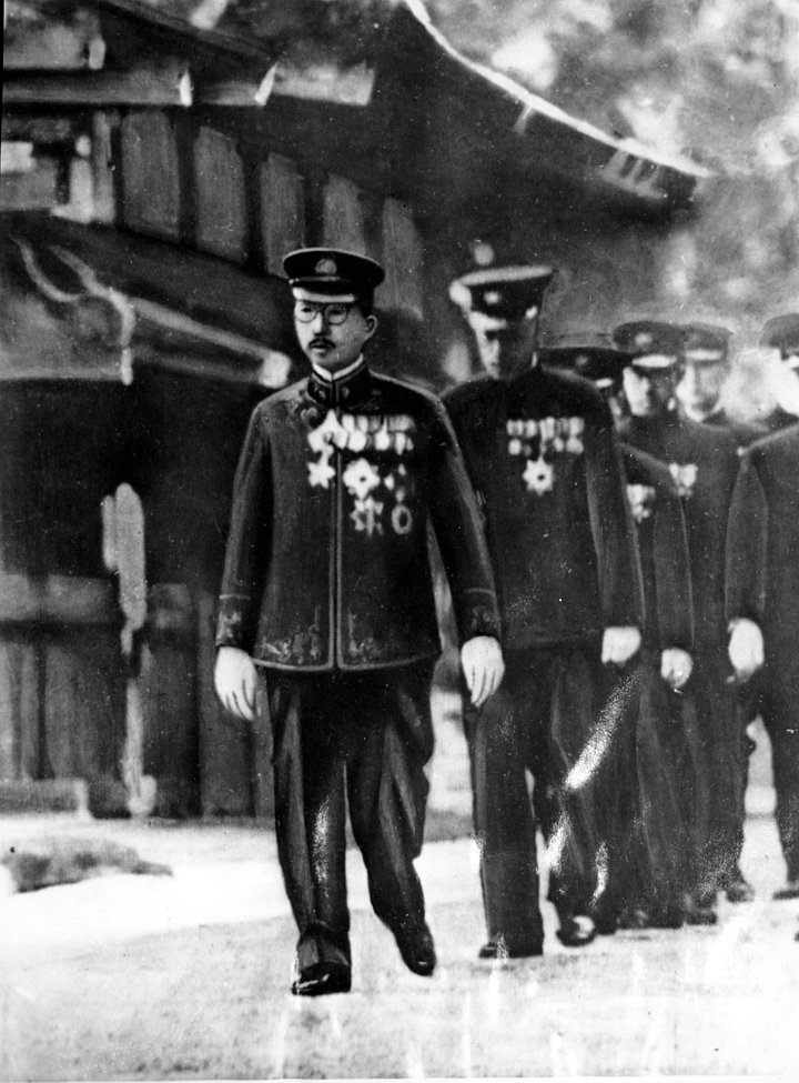 Император Хирохито ведет группу японских офицеров в синтоистское святилище, чтобы в соответствии с религиозным обычаем доложить своим предкам подробности поражения Японии от союзников, Исе, 21 ноября 1945 года

