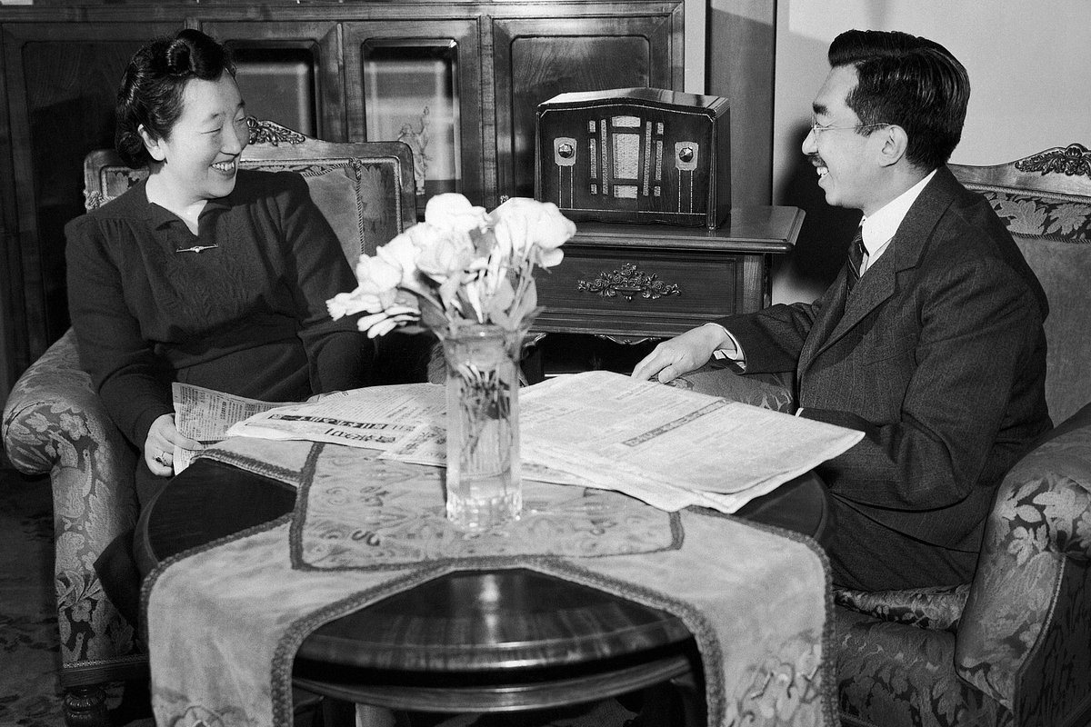 Император Хирохито и его супруга императрица Кодзюн читают газеты и слушают радио, ожидая результатов парламентских выборов, в своем летнем дворце в Хаяме, Япония, 16 апреля 1946 года