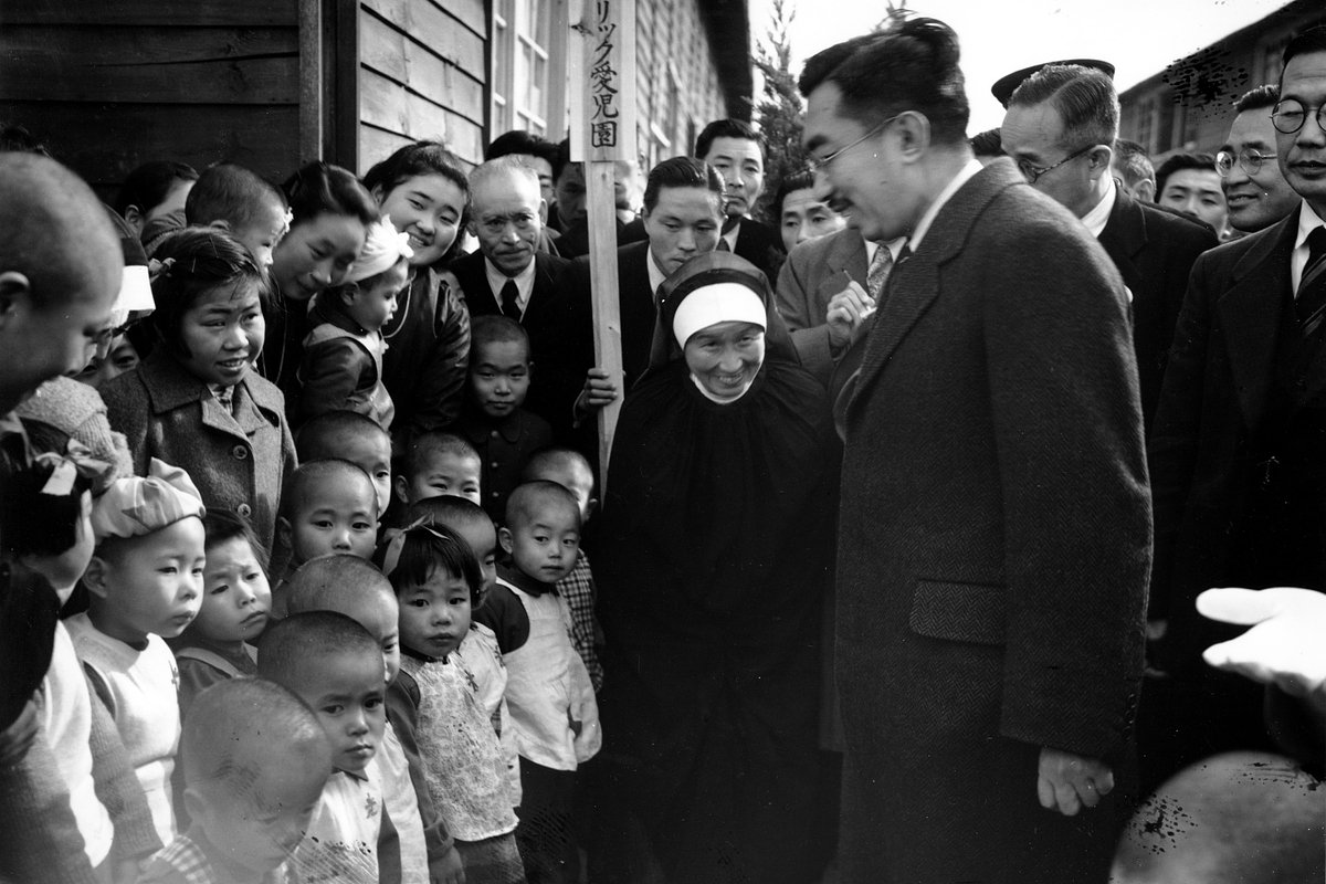 Император Хирохито посещает католический детский дом, который заботится о сиротах, оставшихся без крова, Хиросима, Япония, 9 декабря 1947 года

