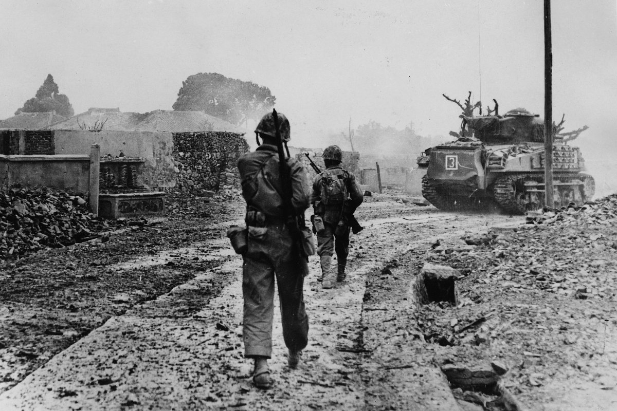 Морские пехотинцы США продвигаются за танком вглубь японских позиций, 22 июня 1945 года
