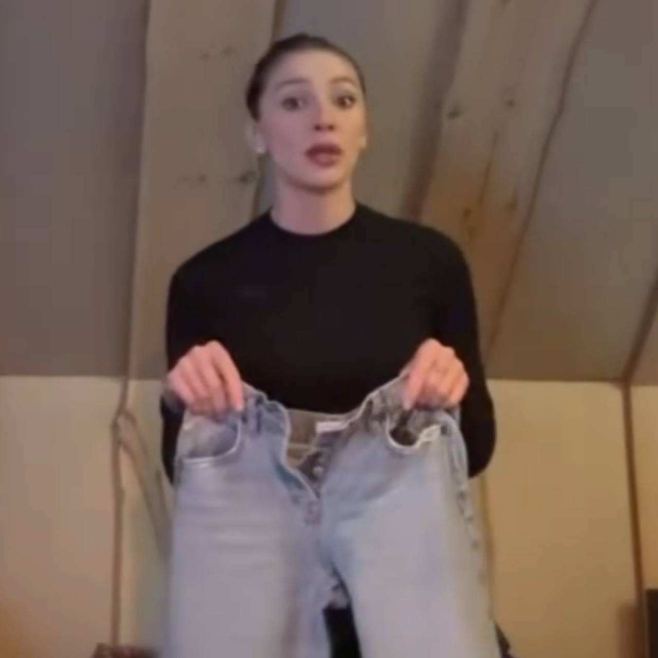 Анастасия Ивлеева попыталась надеть старые джинсы и раскрыла свой вес