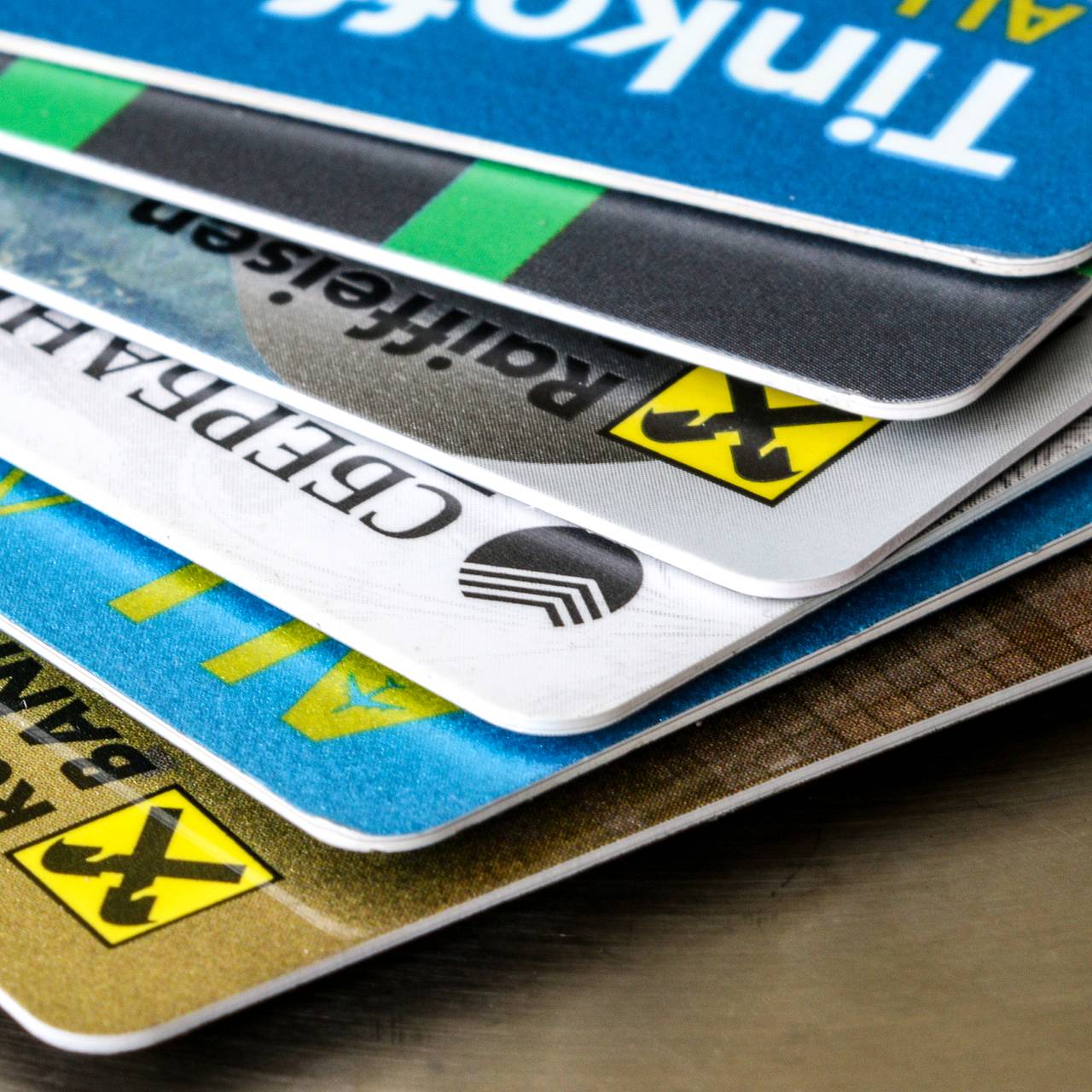 Назван лимит банковских карт на одного человека