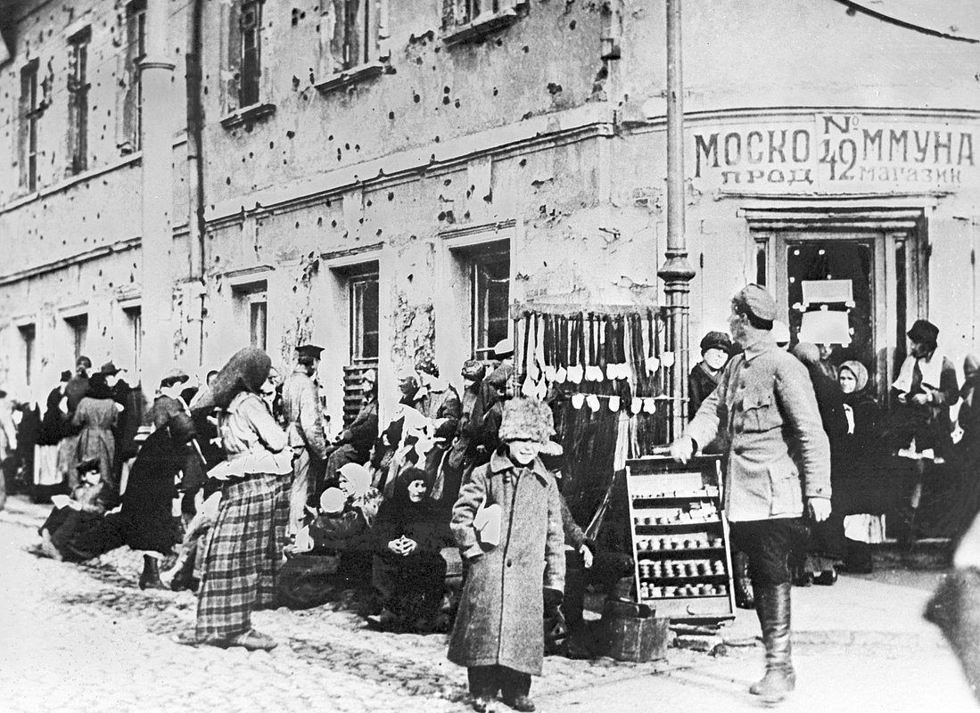 Очередь за продуктами у магазина на углу Никитской улицы и Тверского бульвара в Москве, 1920 год