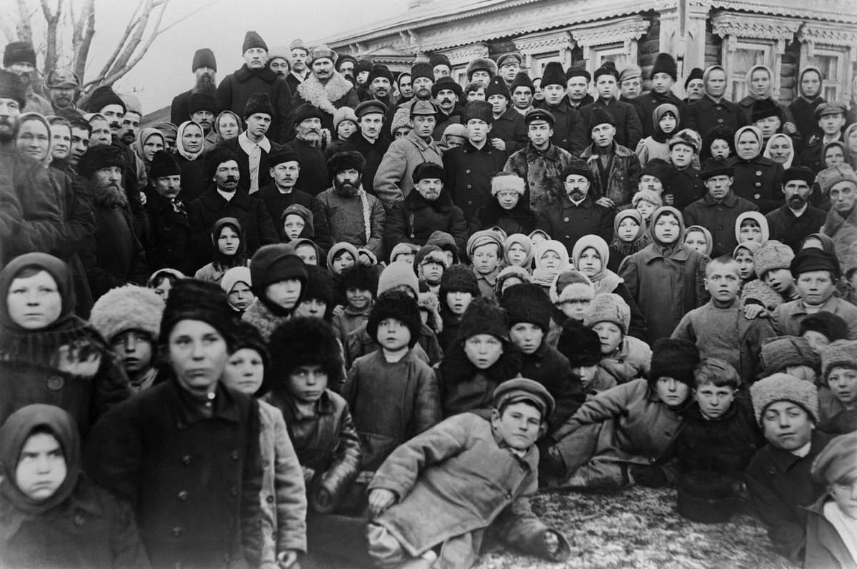 Ленин и Крупская с крестьянами на празднике, посвященном открытию Кашинской электростанции