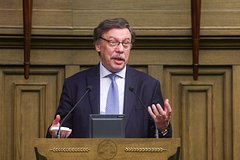 Михаил Барщевский спустя 24 года покидает госслужбу. Отставку связали с делом Долиной, но все оказалось проще Михаил Барщевский спустя 24 года покидает госслужбу. Отставку связали с делом Долиной, но все оказалось проще