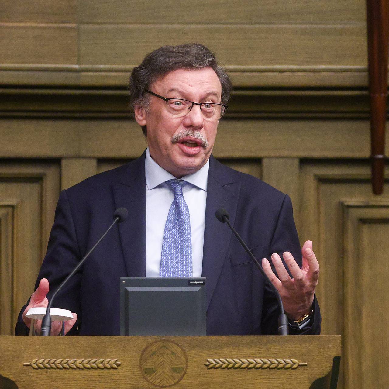 Михаил Барщевский спустя 24 года покидает госслужбу. Отставку связали с делом Долиной, но все оказалось проще