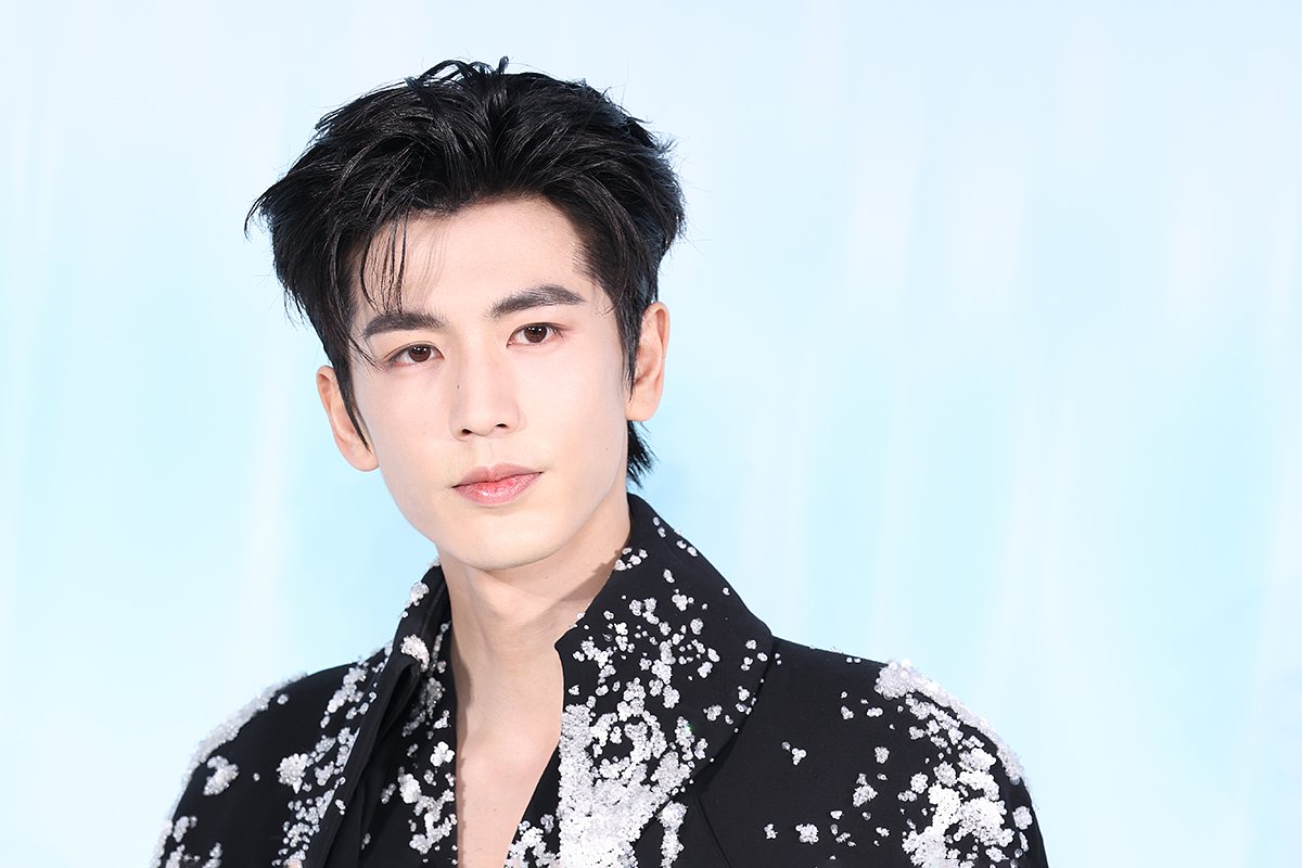 Чжан Линхэ, играет главную роль в дораме «В погоне за нефритом»