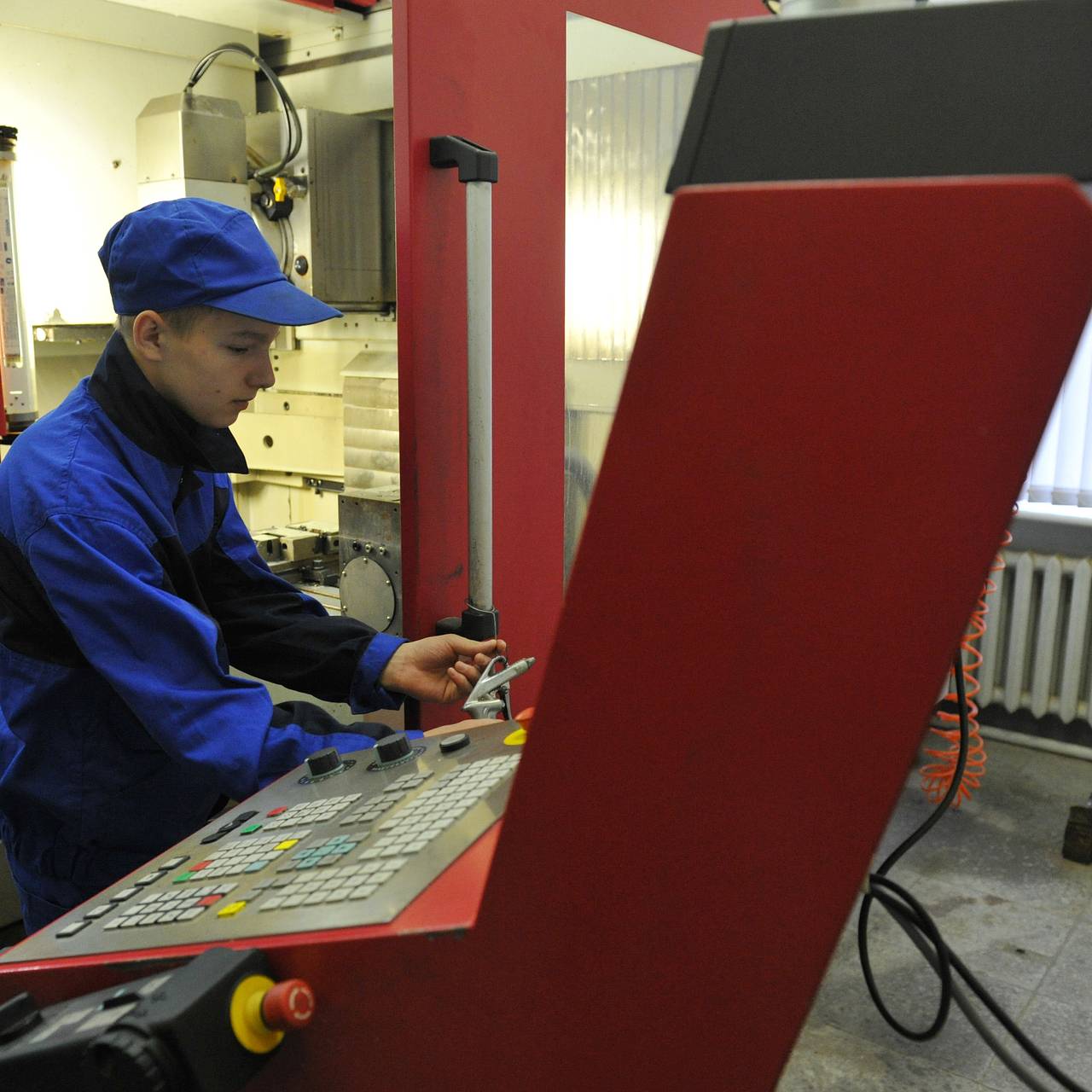 В России призвали учить молодежь рабочим профессиям бесплатно