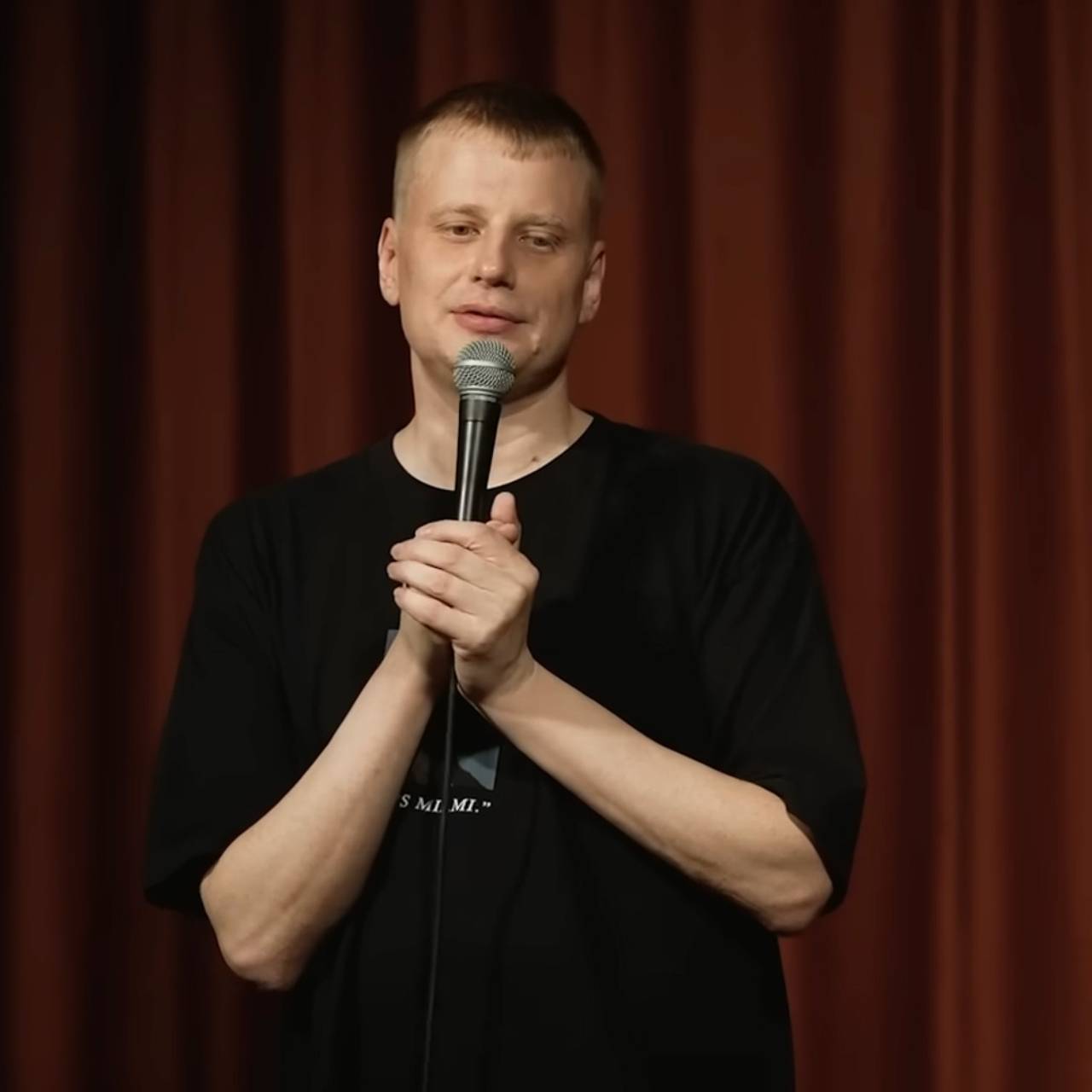 Лишенный гражданства России комик рассказал о жизни вшестером в одной квартире