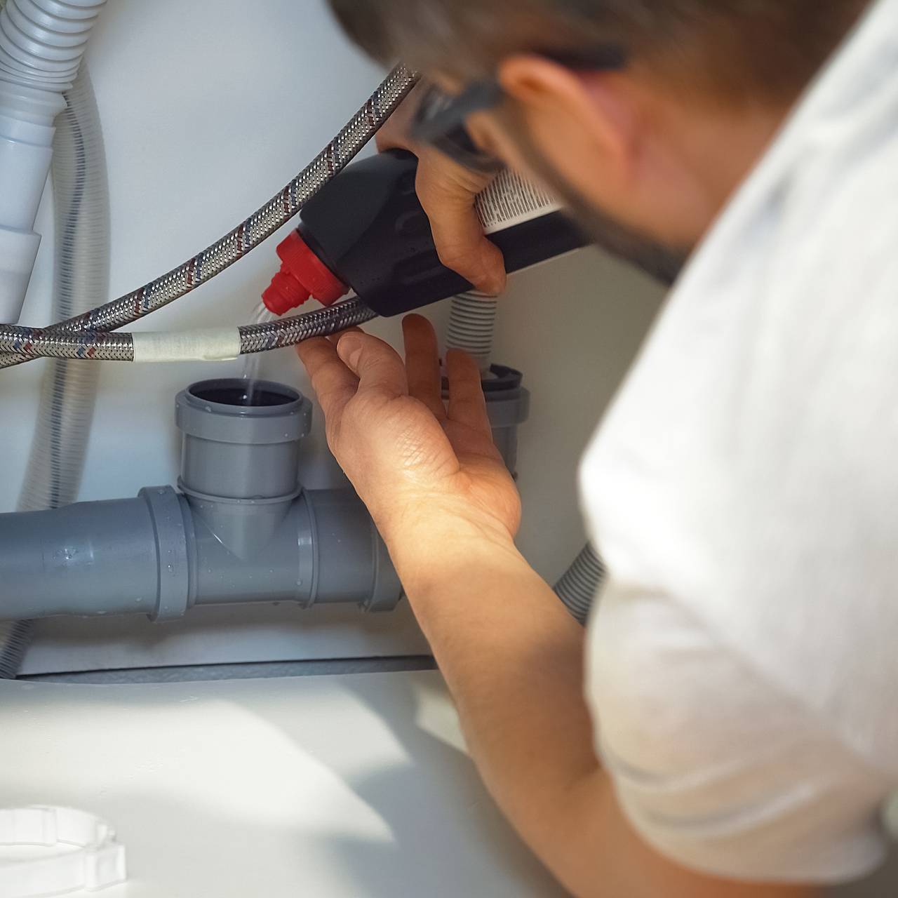 Россиян предупредили о рисках самостоятельного устранения засоров