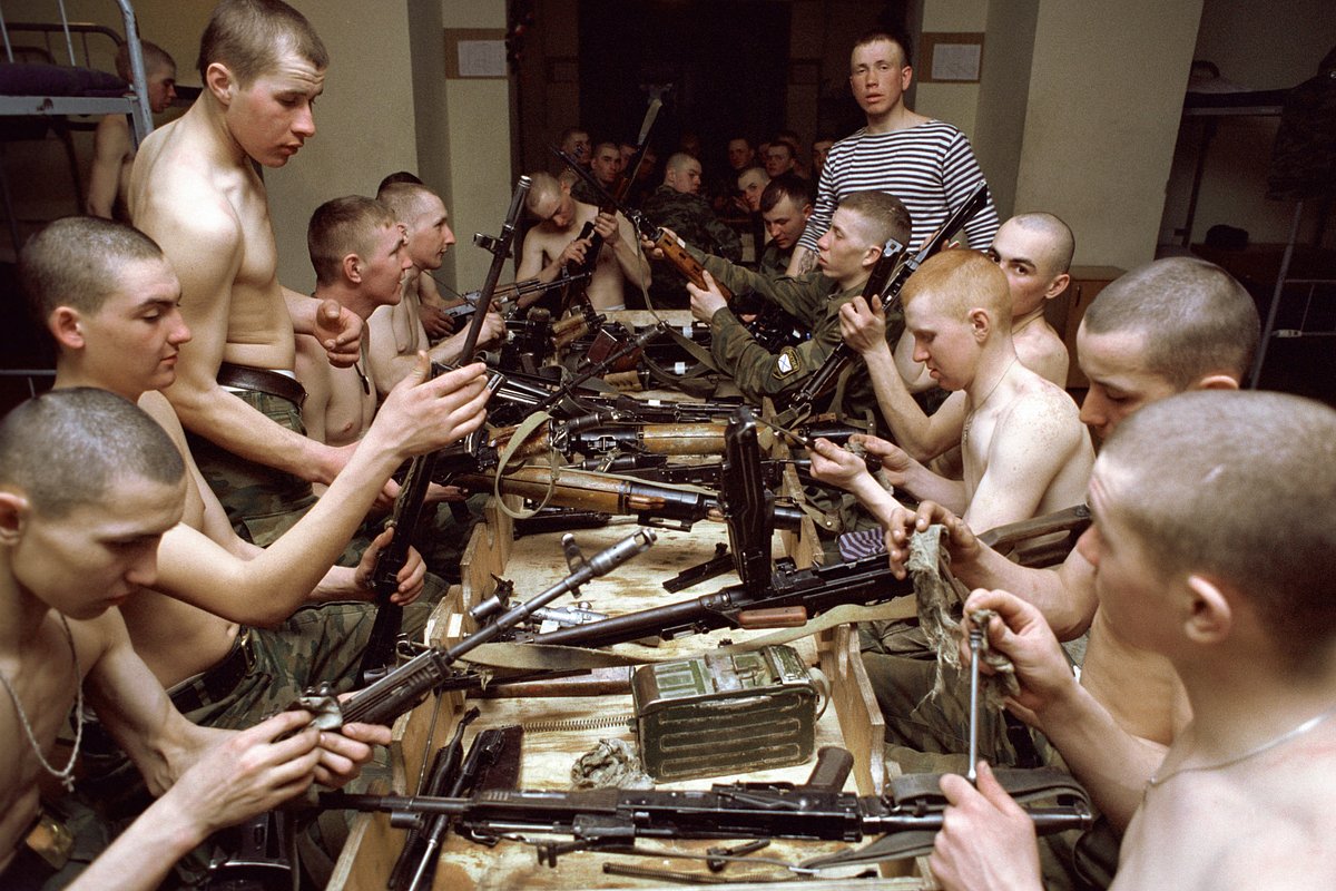 Бойцы батальона морской пехоты приводят в порядок боевое оружие после учений