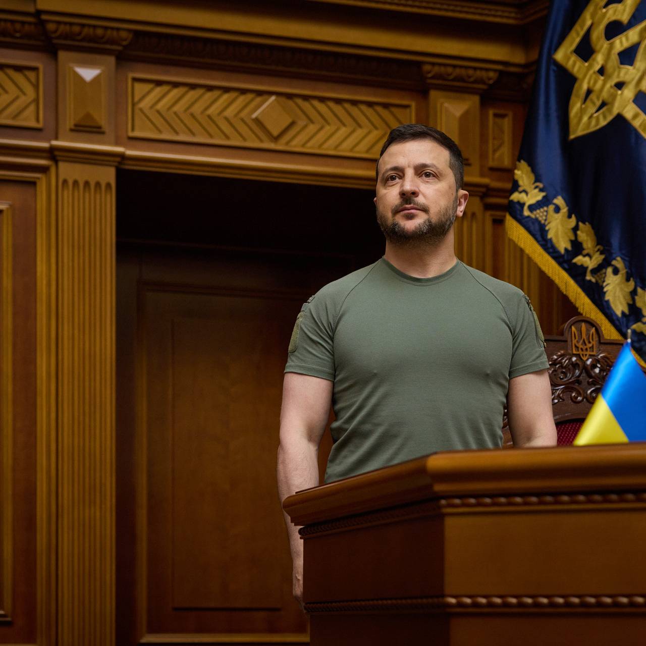 Названы две мешающие Зеленскому вывести войска из Донбасса силы