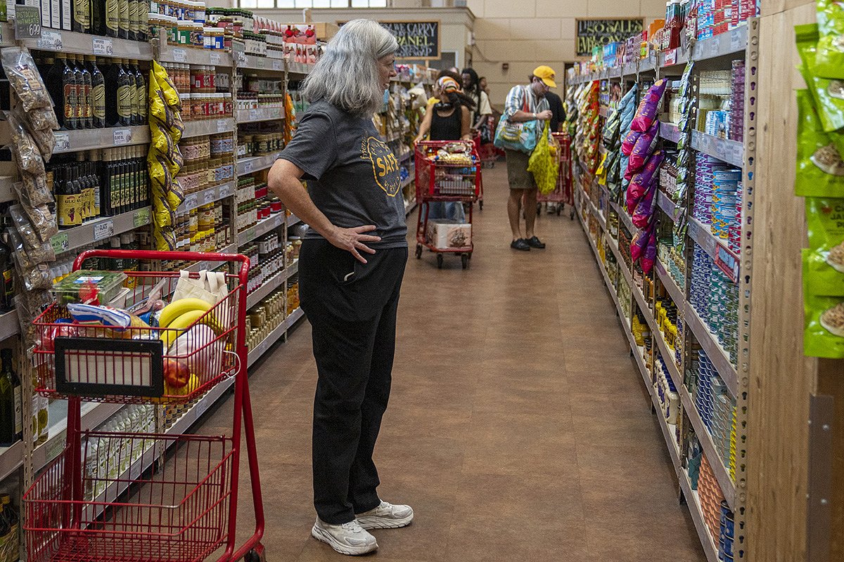 Продуктовые полки в магазине Trader Joe's