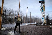 «Что стоять на пороге — заходи в дом!» Путин пошутил о Зеленском после фото со стелой Купянска и порассуждал о его талантах 