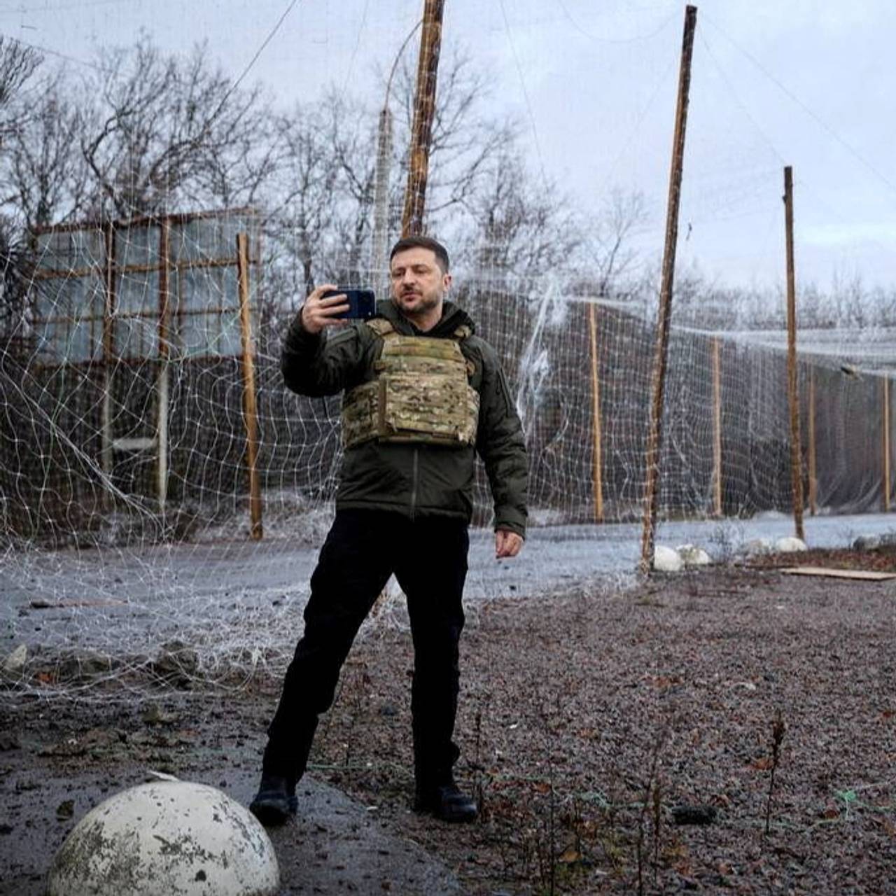 &laquo;Что стоять на пороге &mdash; заходи в дом!&raquo; Путин пошутил о Зеленском после фото со стелой Купянска и порассуждал о его талантах