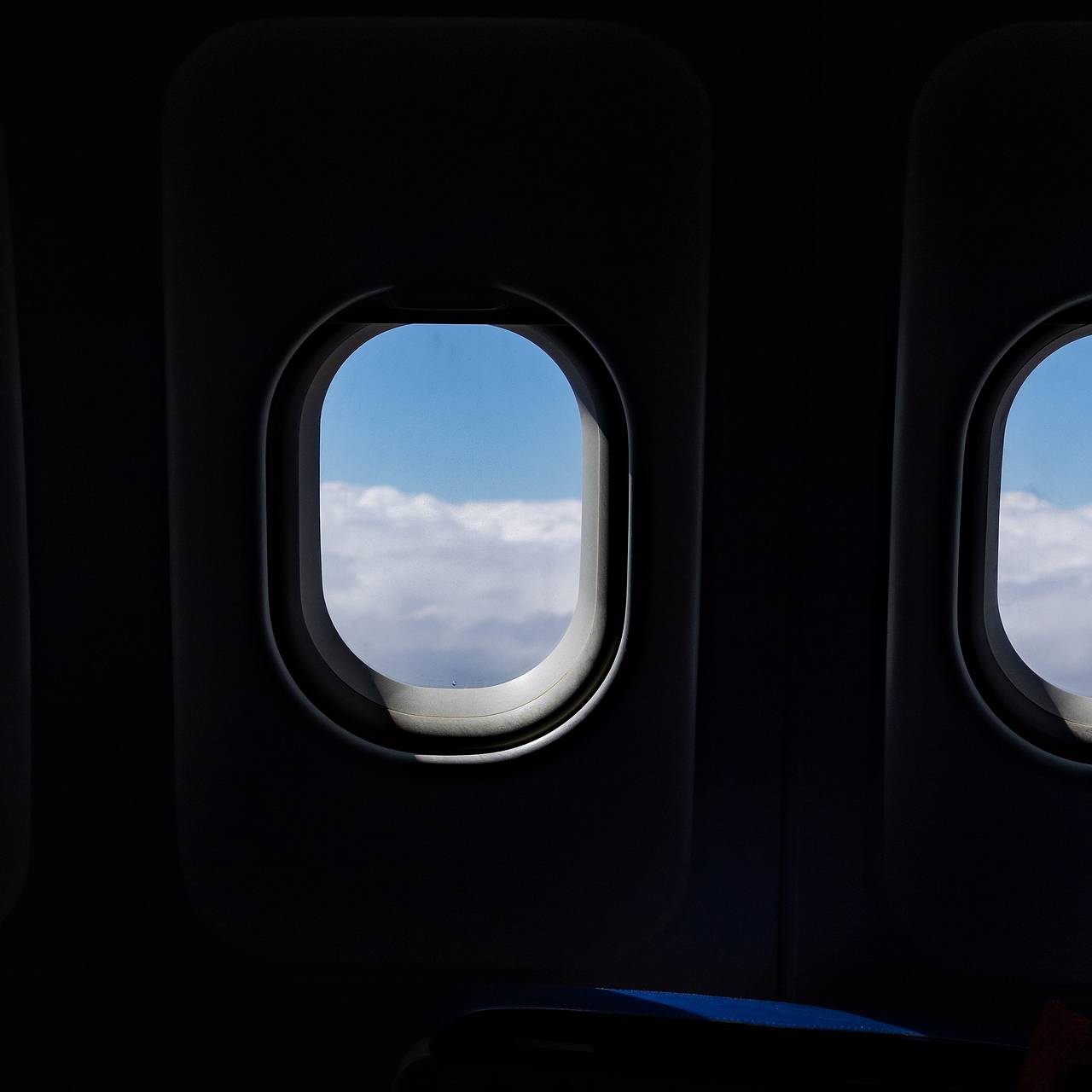 Пассажирка напала на певца Глызина в самолете и задержала рейс