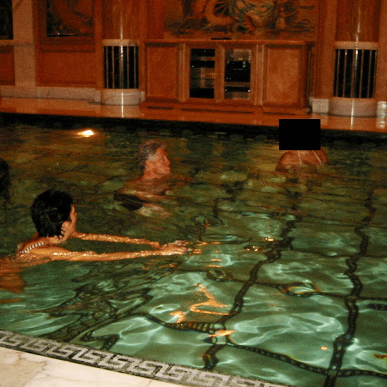 Клинтон на засекреченном фото в джакузи был с одной из жертв Эпштейна