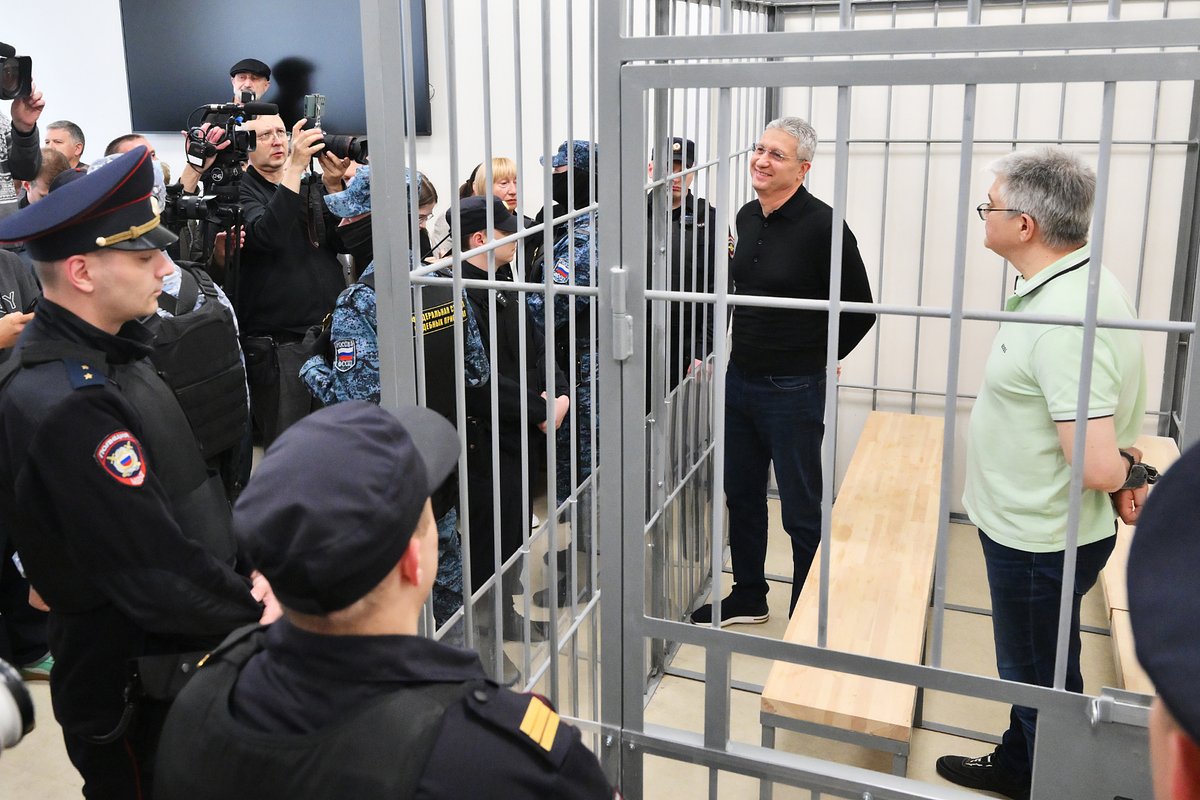 Тимур Иванов (второй справа)