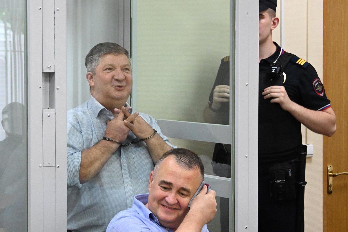 Халил Арсланов (в центре)