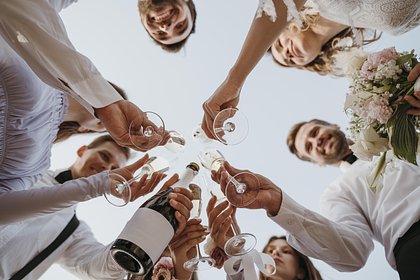 Свадебный церемониймейстер откусил палец дяди жениха