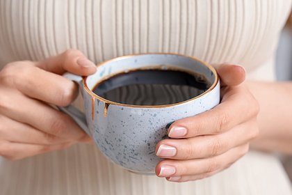 Названы сильнее всего окрашивающие зубы блюда