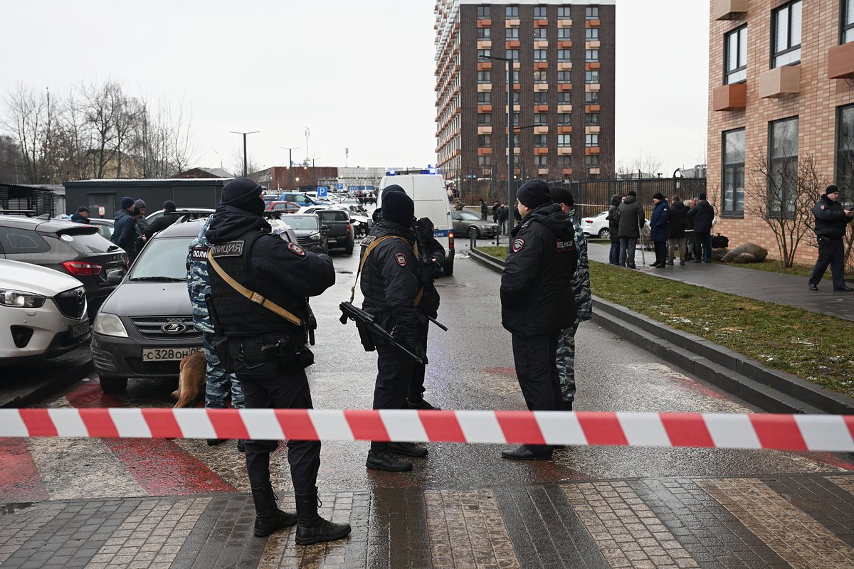 Обстановка у дома № 12 по Ясеневой улице после взрыва