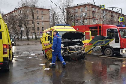 Скорая помощь столкнулась с «Газелью» в Москве