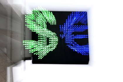 Банк России понизил курсы доллара и евро