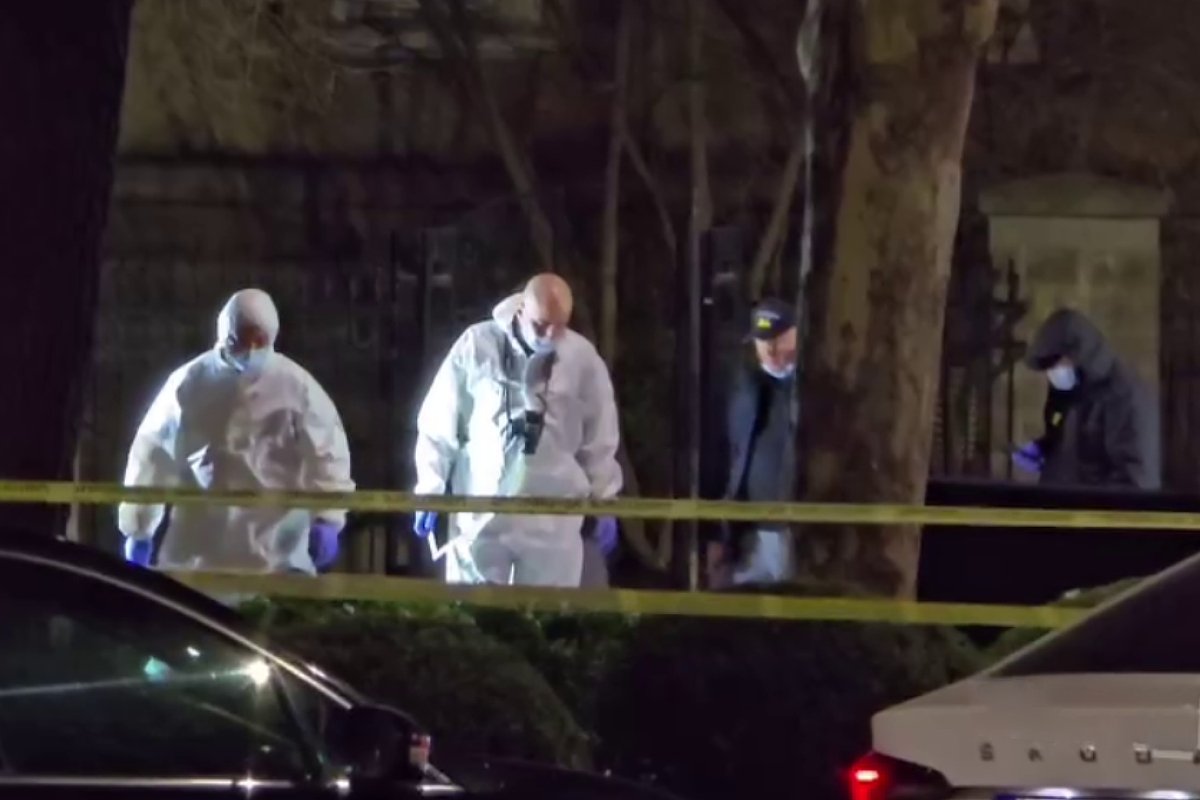 Сотрудники экстренных служб на месте расправы над Леваном Джангвеладзе. Тбилиси