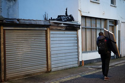 Недалеко от посольства России в Лондоне появилась новая работа Бэнкси