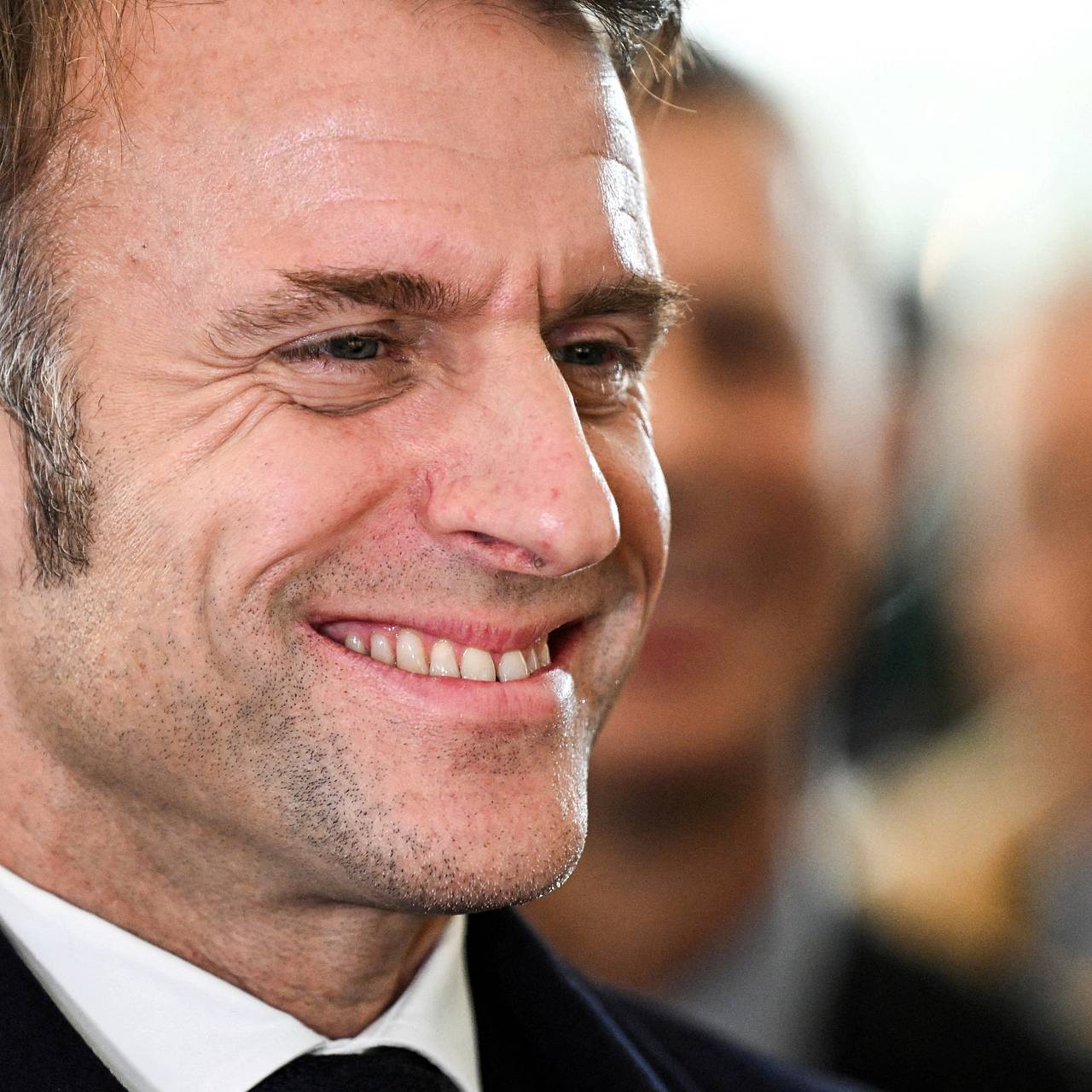 Макрон постоял в планке и стал объектом насмешек