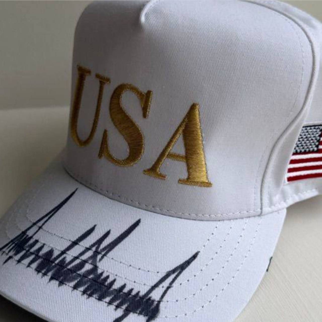 Трамп подарил Токаеву символический ключ от Белого дома и бейсболку