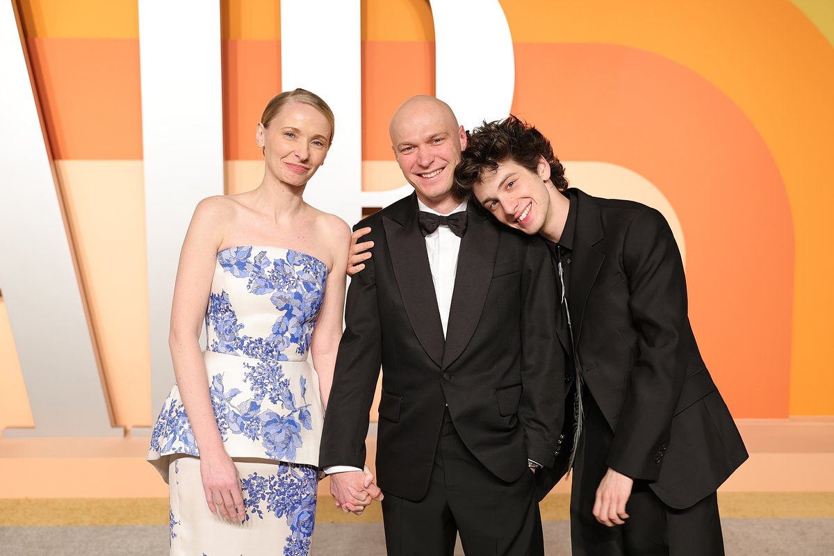 View - Кафельникова открыла показ с голой грудью, Собчак вернула 2000-е, а Ламар вдруг надел женское. Как еще удивляли звезды в 2025 году?: Стиль: Ценности: Lenta.ru