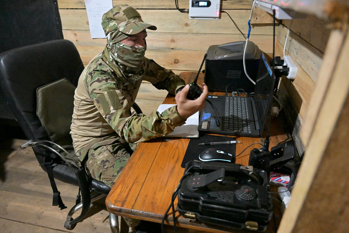 Десантник Вооруженных сил России за штабной работой, зона специальной военной операции