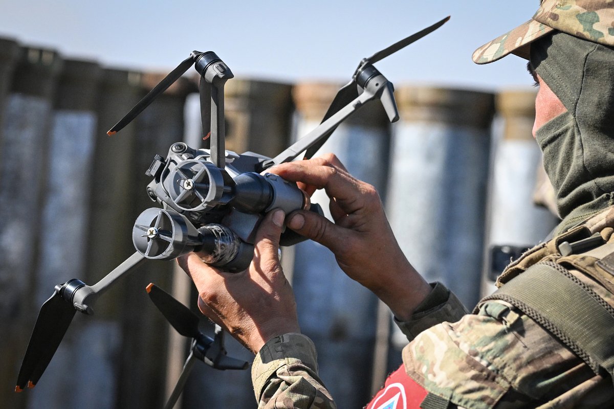 Военнослужащий учится пилотировать ударный FPV-дрон «Бумеранг», Донецкая народная республика (ДНР), Россия