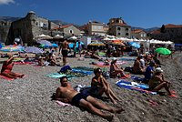 «Между молотом и наковальней». Почему Черногорию вынуждают отказаться от туристов из России, которых обожают в этой стране? 