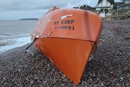 Раскрыта тайна красного корабля-призрака