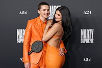 Кафельникова открыла показ с голой грудью, Собчак вернула 2000-е, а Ламар вдруг надел женское. Как еще удивляли звезды в 2025 году?