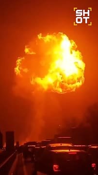 Мощный взрыв фуры с газом на трассе в Италии попал на видео