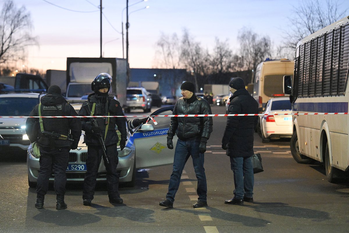 Сотрудники полиции у места взрыва на улице Елецкой