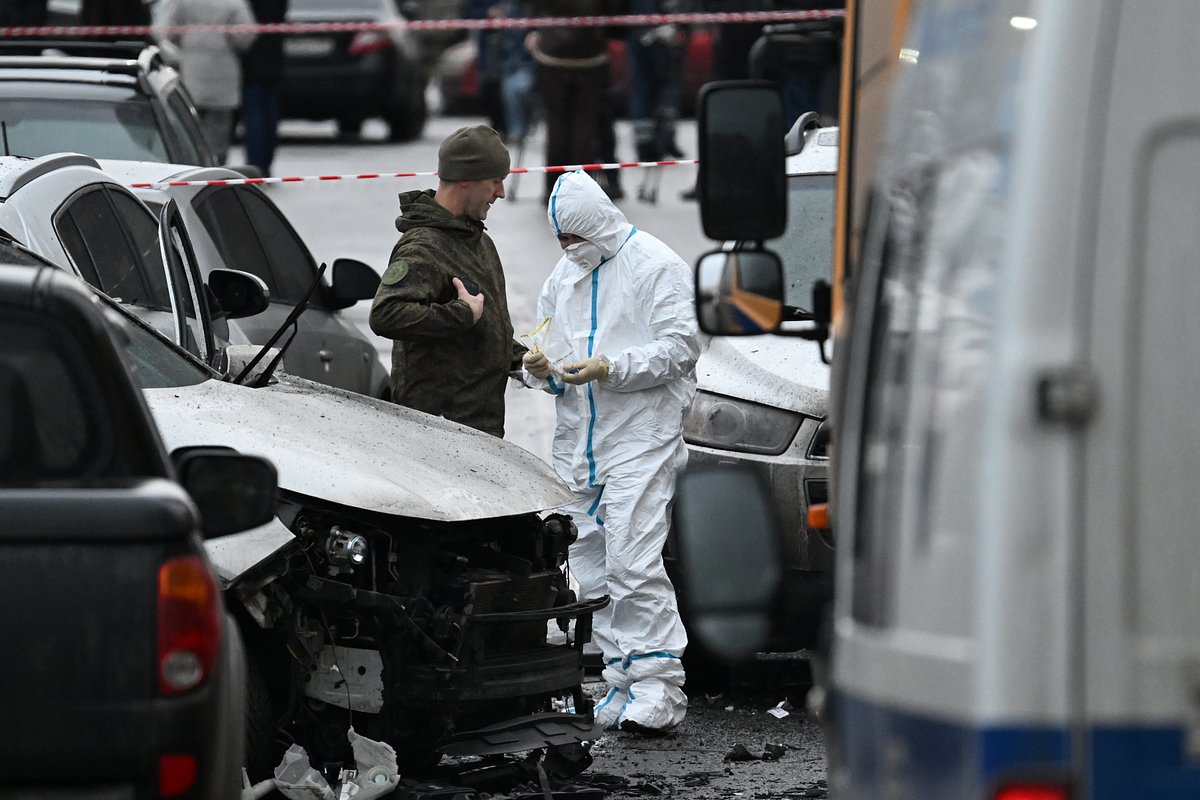 Сотрудники спецслужб работают на месте взрыва автомобиля Kia Sorento на парковке на улице Ясеневая в районе Орехово-Борисово