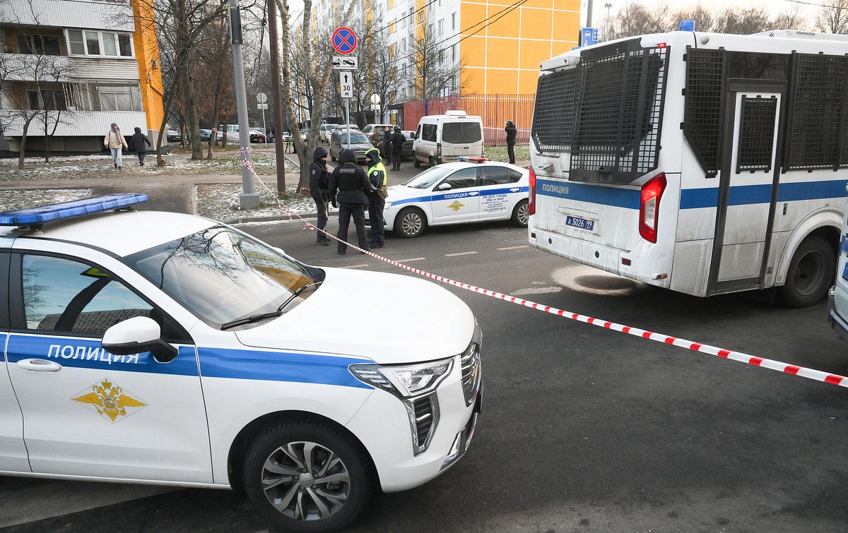 Сотрудники полиции у места взрыва, при котором погибли два сотрудника ДПС, на улице Елецкой на юге Москвы