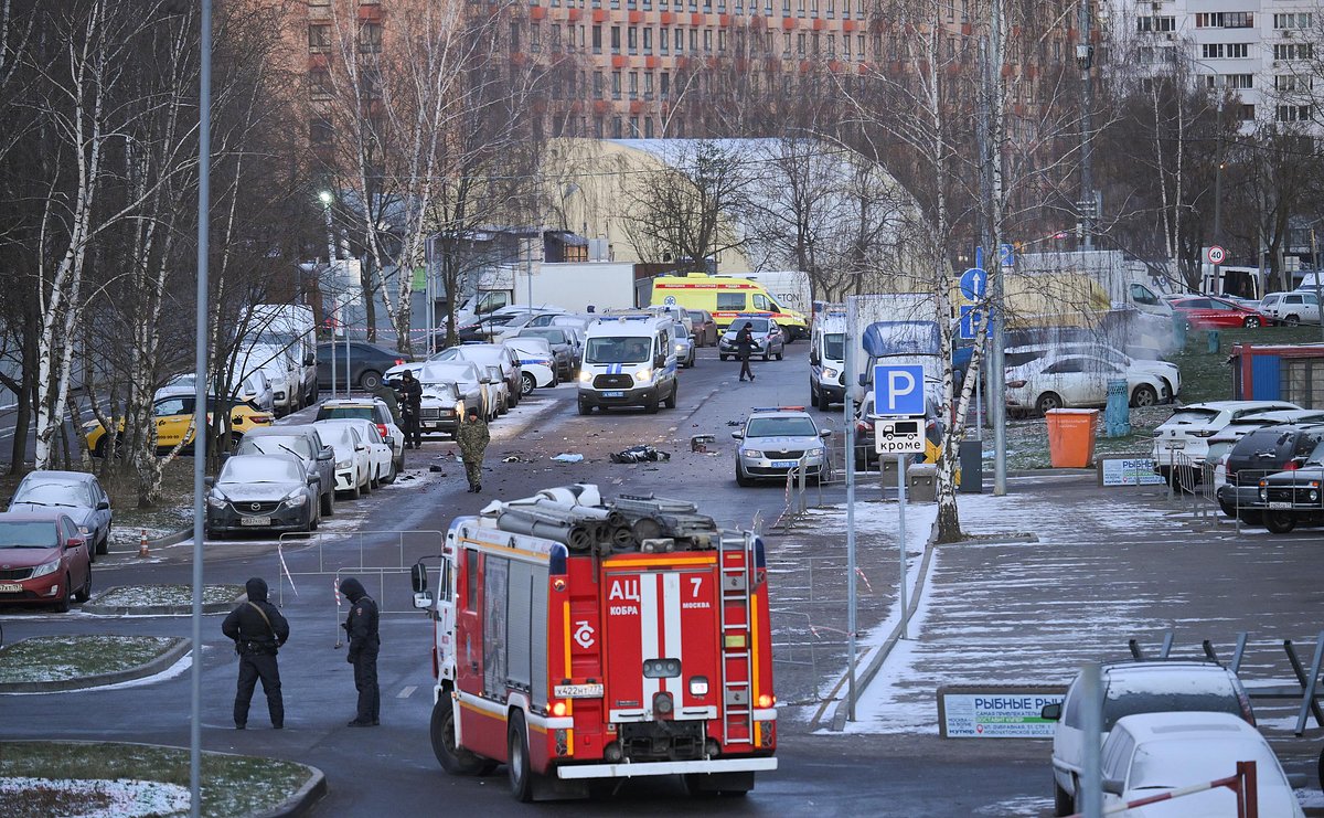 Сотрудники спецслужб работают на месте взрыва, при котором погибли два сотрудника ДПС, на улице Елецкой на юге Москвы